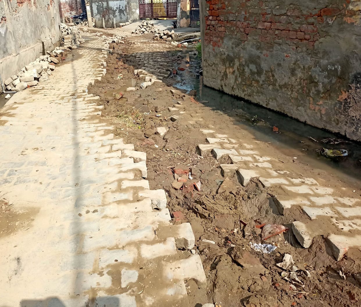 Work of drinking water line stopped in village Lulwadi, villagers accused of using substandard material