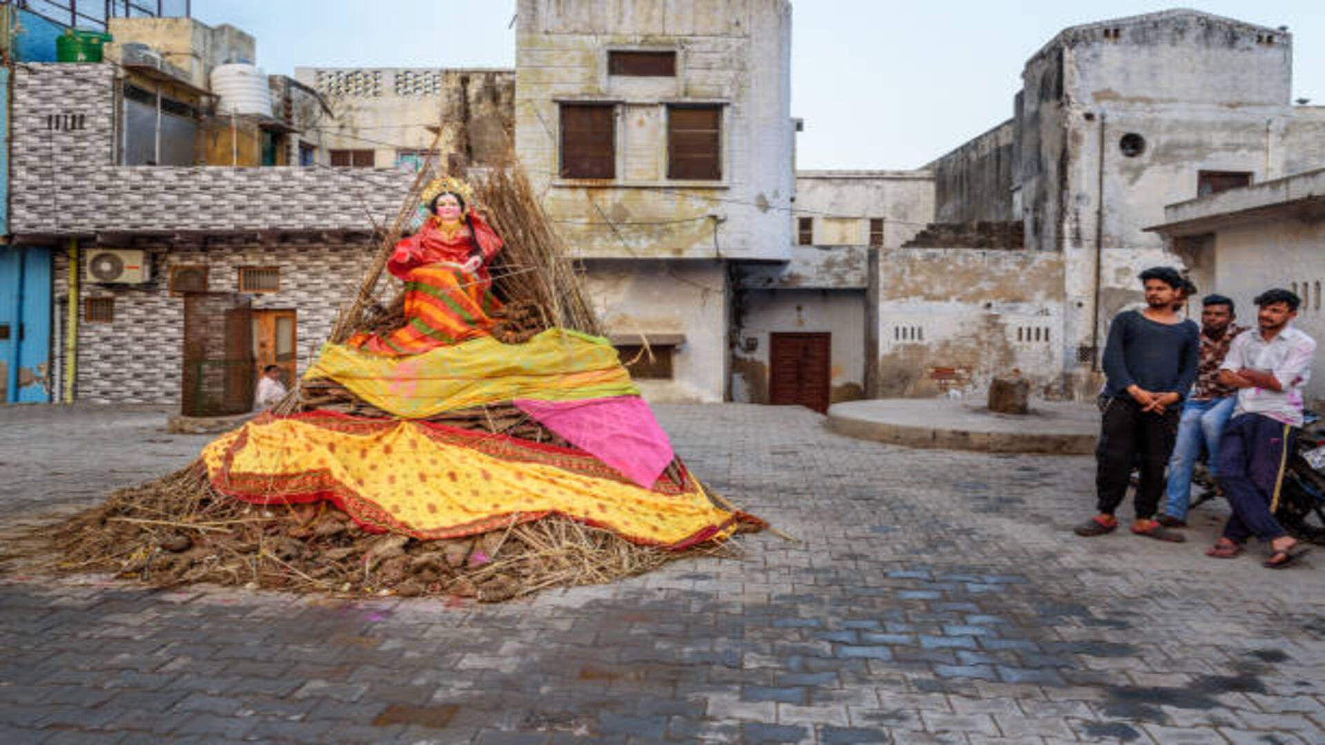 Jyotishiya Upay do these remedies on chhoti holi brings prosperity and wealth