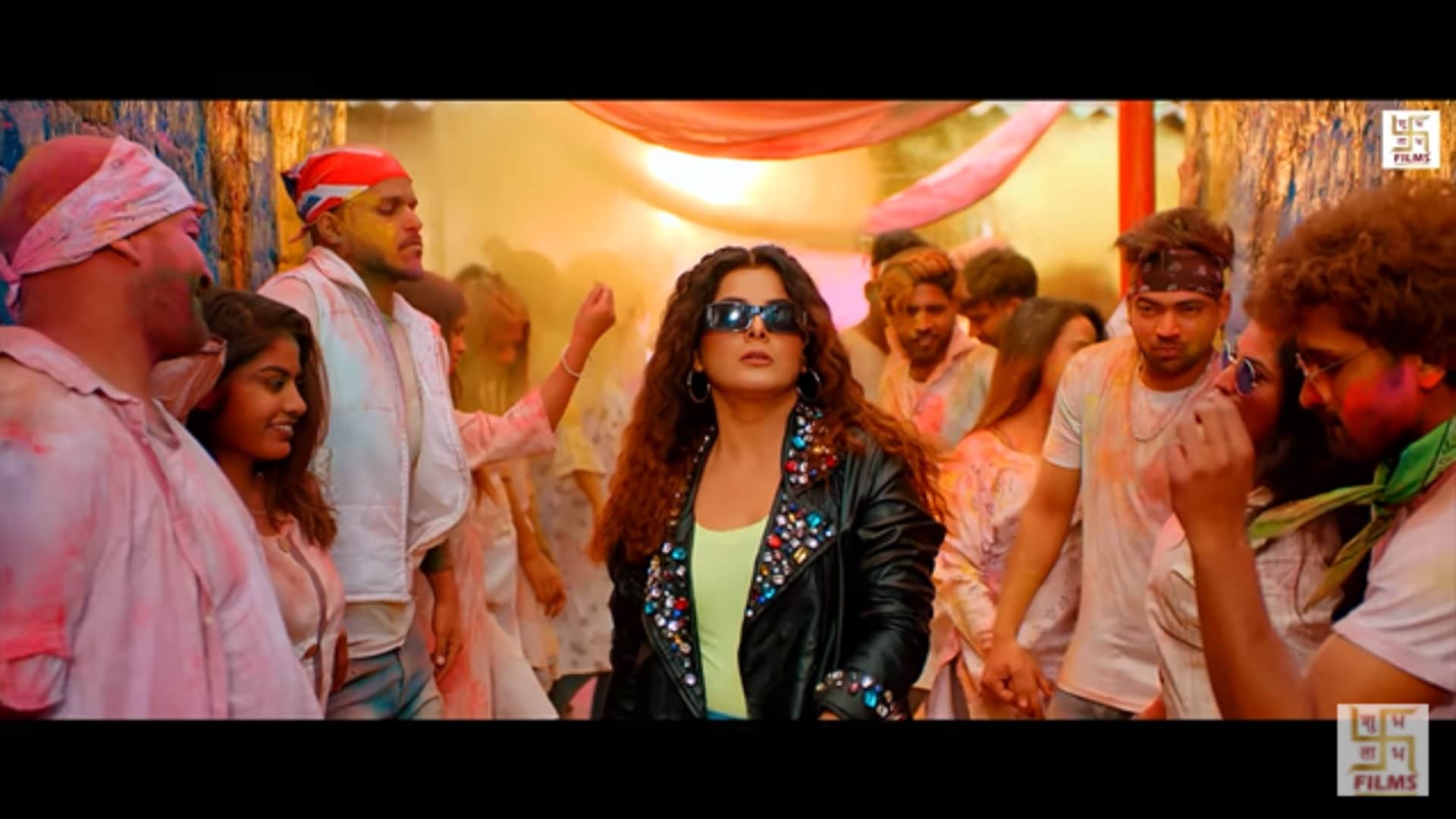 Bhojpuri: Pawan Singh new bhojpuri holi song White White Lehenga released was seen playing Holi with Smriti Sinha