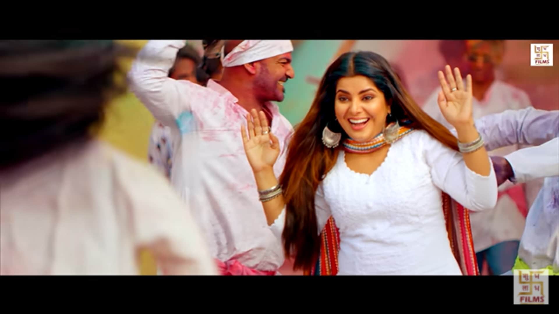 Bhojpuri: Pawan Singh new bhojpuri holi song White White Lehenga released was seen playing Holi with Smriti Sinha