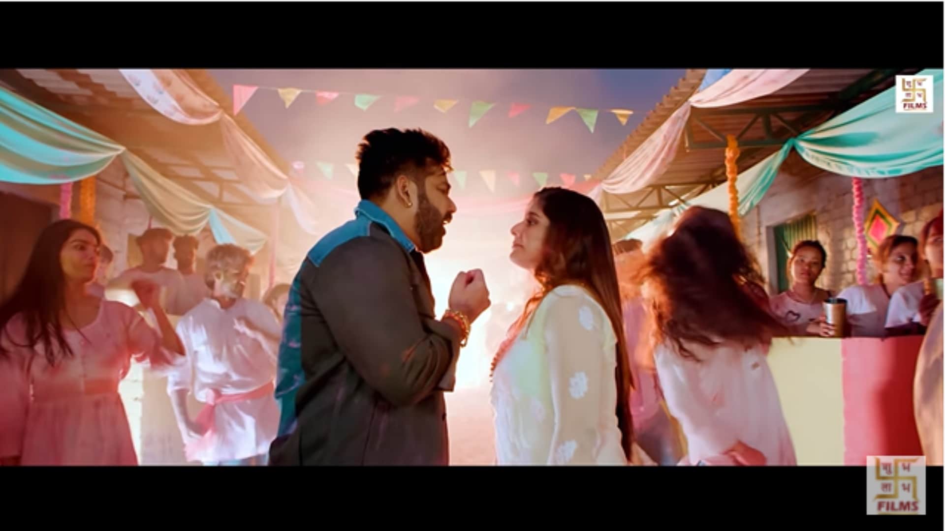 Bhojpuri: Pawan Singh new bhojpuri holi song White White Lehenga released was seen playing Holi with Smriti Sinha