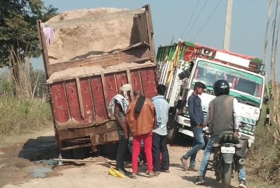 fathepur news,Overloaded truck stuck on broken road, road closed