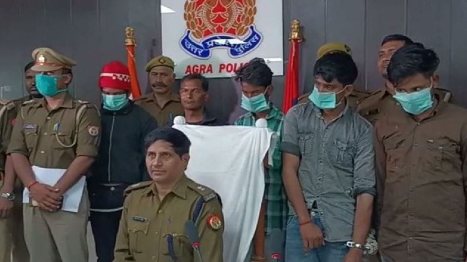 Police arrested four thieves and Saraf who targeted the houses in Agra