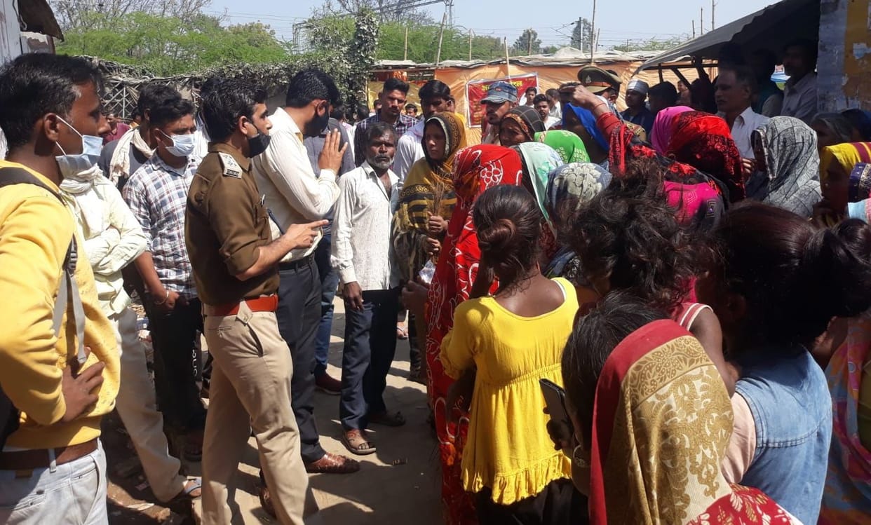 Kanpur Dehat : Demonstration of women demanding removal of liquor contract