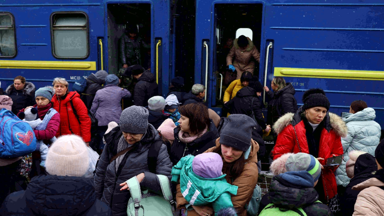 etah medical students said Ukrainian threatened with knife in train