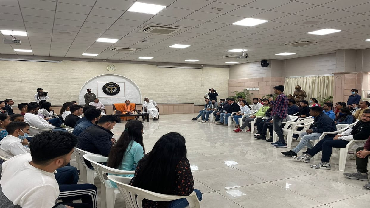 Russia-Ukraine War Chief Minister Yogi Adityanath met the students returned from Ukraine