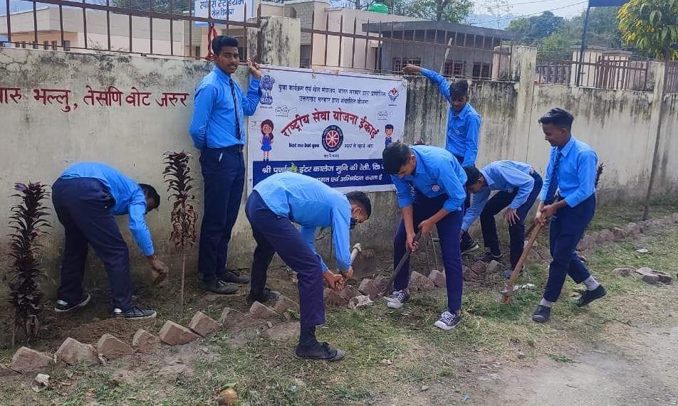 Volunteers made people aware by running cleanliness campaign