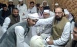 दस्तारबंदी कार्यक्रम में कुरआन पाक हिफ्ज करने वाले हाफिज अमानुल्लाह को आर्शीवाद देते प्रसिद्ध ?