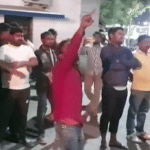 जिला अस्पताल के बाहर हंगामा करता तांत्रिक