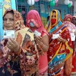 उत्तर प्रदेश चुनाव सातवां चरण: वाराणसी में मतदान के लिए कतार में महिलाएं