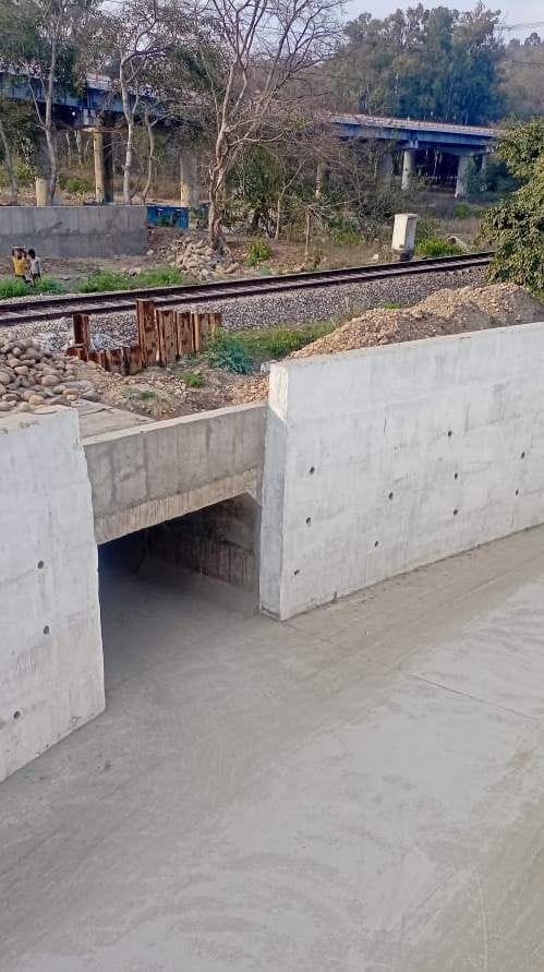 Railway closed the railway gate at Motichur
