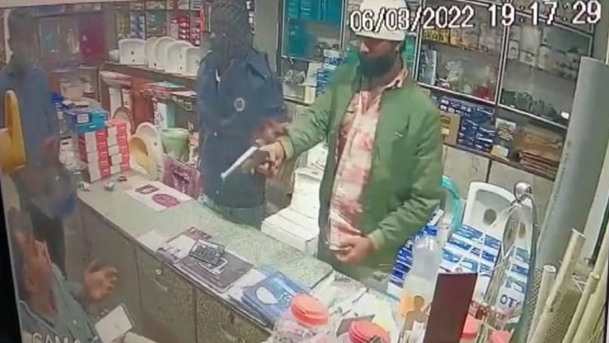 30 thousand looted in shop in Modinagar threatened to kill for protesting incident caught on CCTV