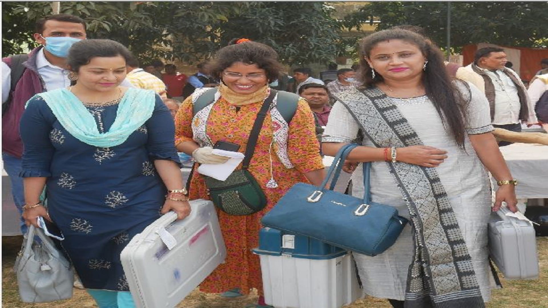 UP Assembly Election 2022 Women also took the responsibility of voting, today it is the turn of the voters