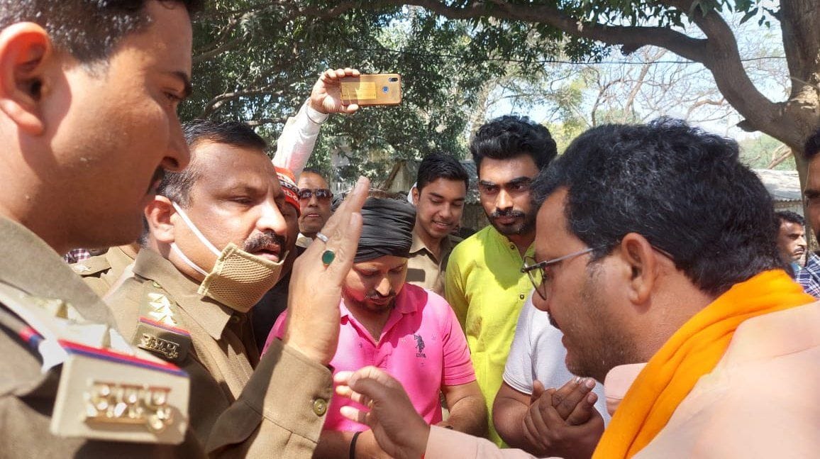 Angry villagers jammed because of the remains of banned animals in the well