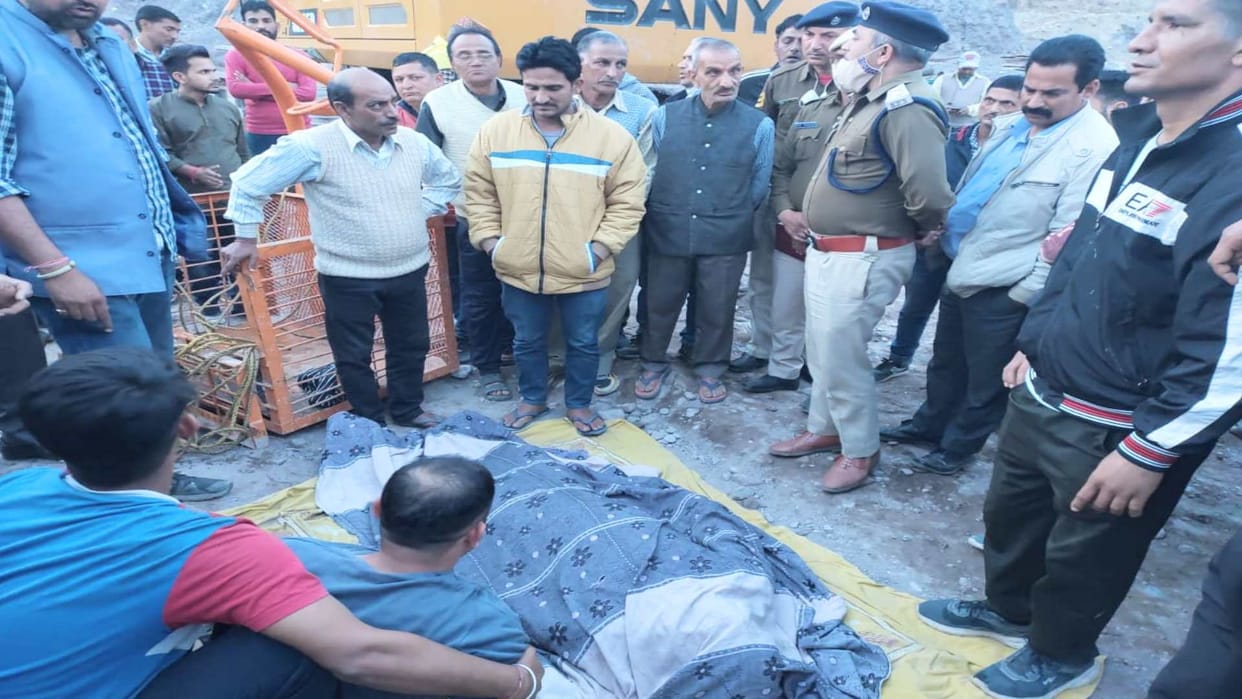 Person died of fall during forelane construction work, family refuses to take dead body, ruckus