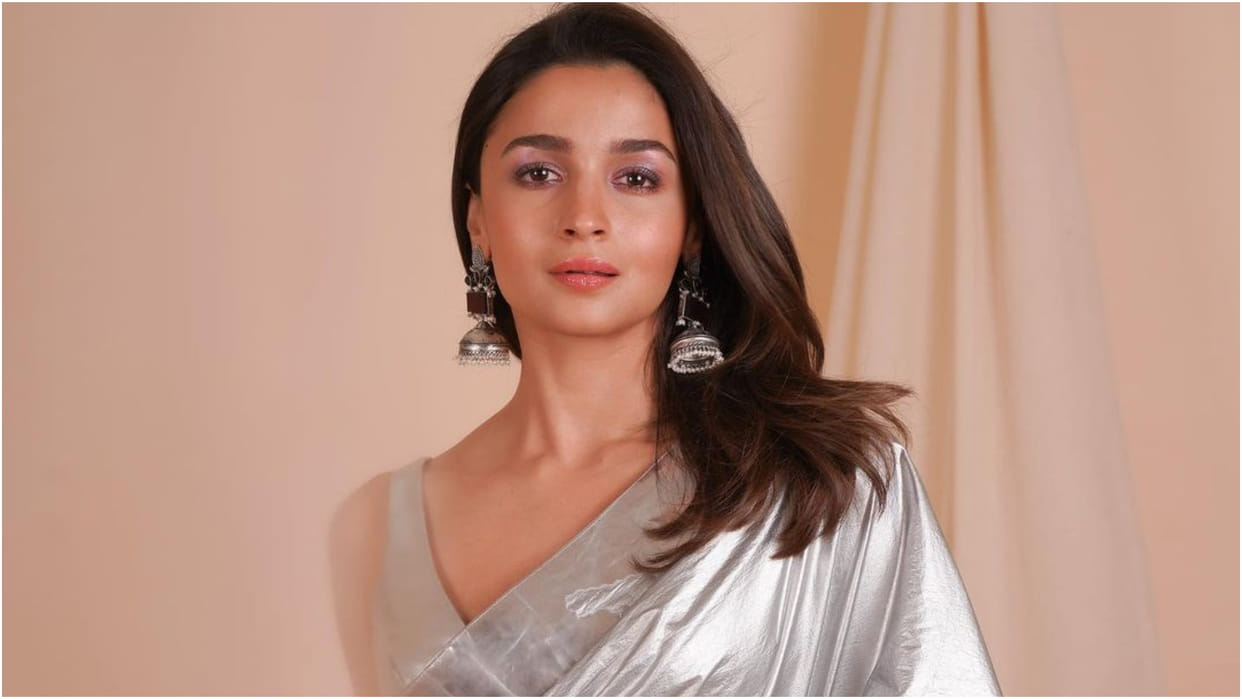 alia bhatt wear silver saree on ita award cermony trollers said plastic and aluminium foil