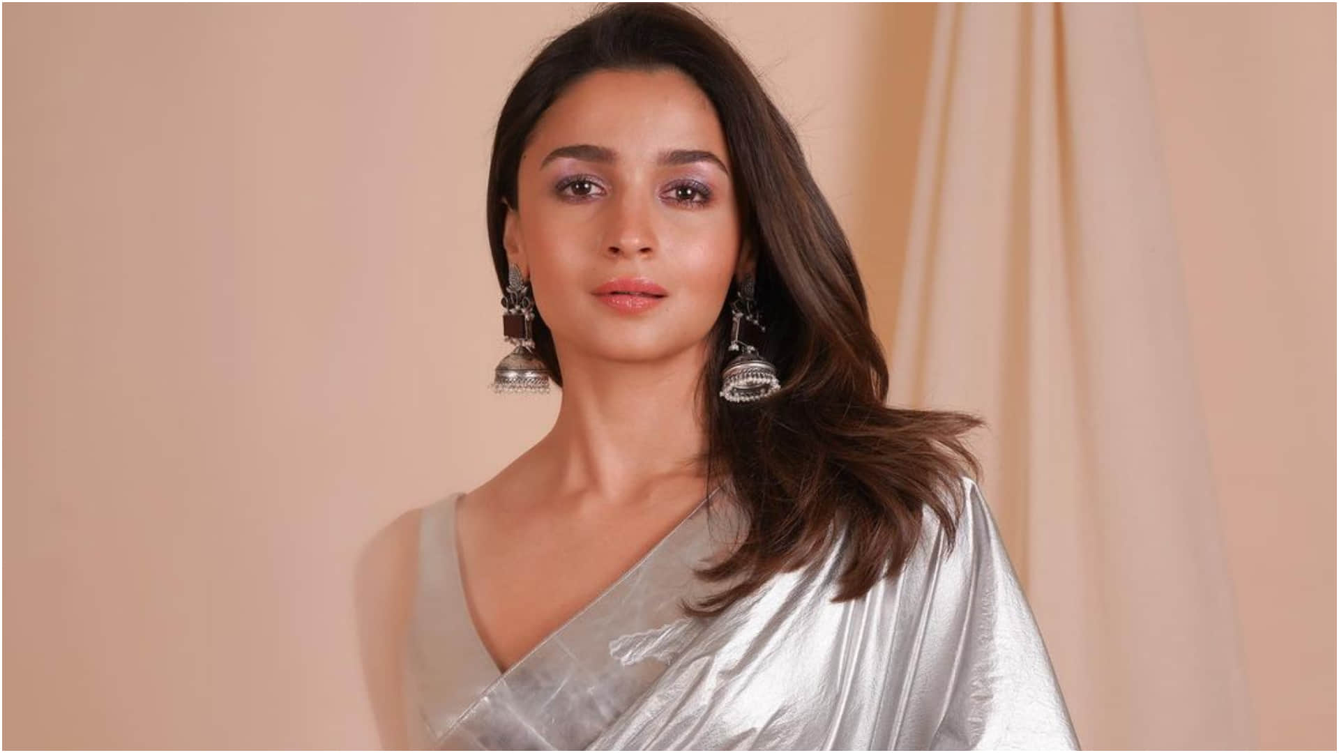 alia bhatt wear silver saree on ita award cermony trollers said plastic and aluminium foil
