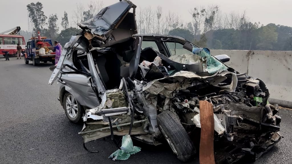 Amroha Road accident two critical injured in Bus and car collide on National Highway
