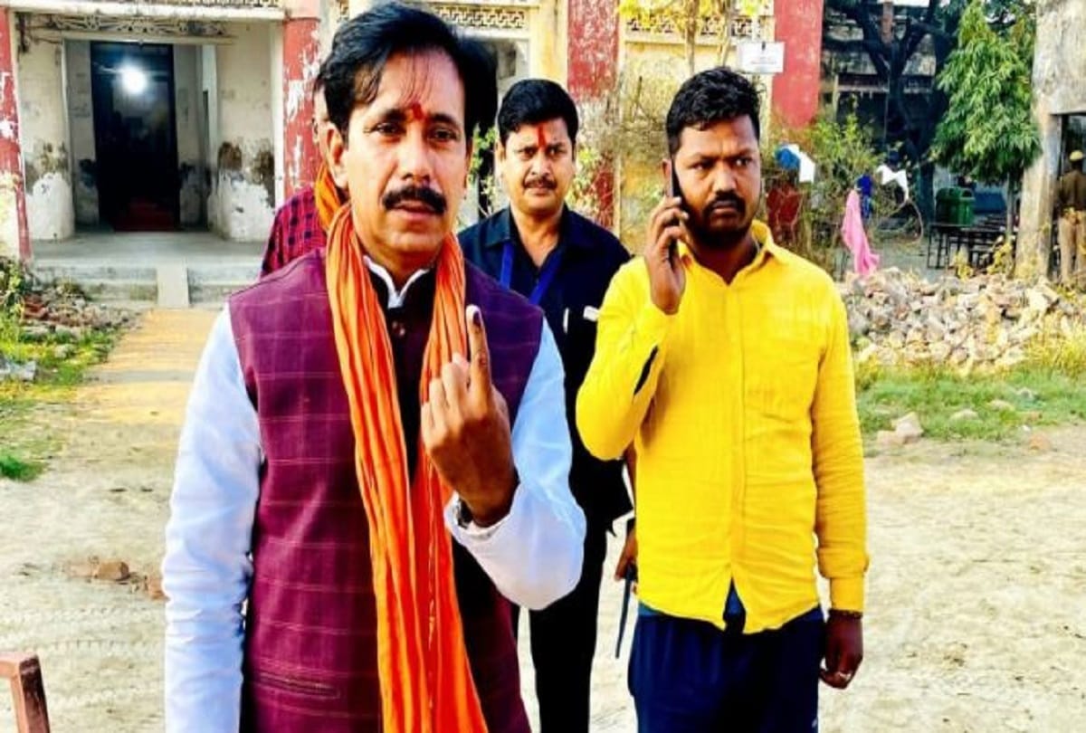 UP 7th Phase Election in purvanchal azamgarh varanasi bhadohi chandauli ghazipur jaunpur mau mirzapur sonbhadra leaders cast their votes