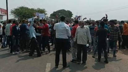 Chakkajam on Bhopal Road: In Sehore, workers of cheese factory came out on the road accusing the administration of being unemployed