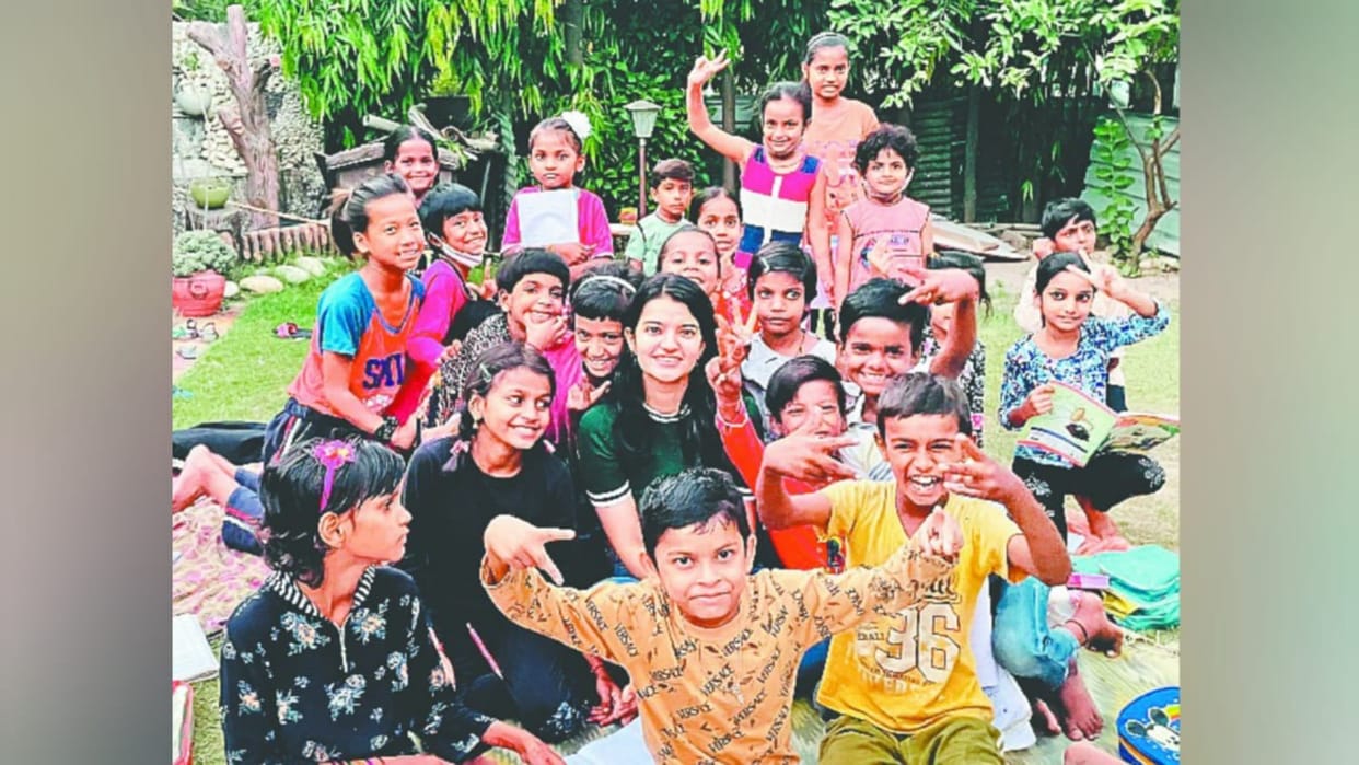 Drishti Kharbanda is teaching poor children in Panchkula of Haryana