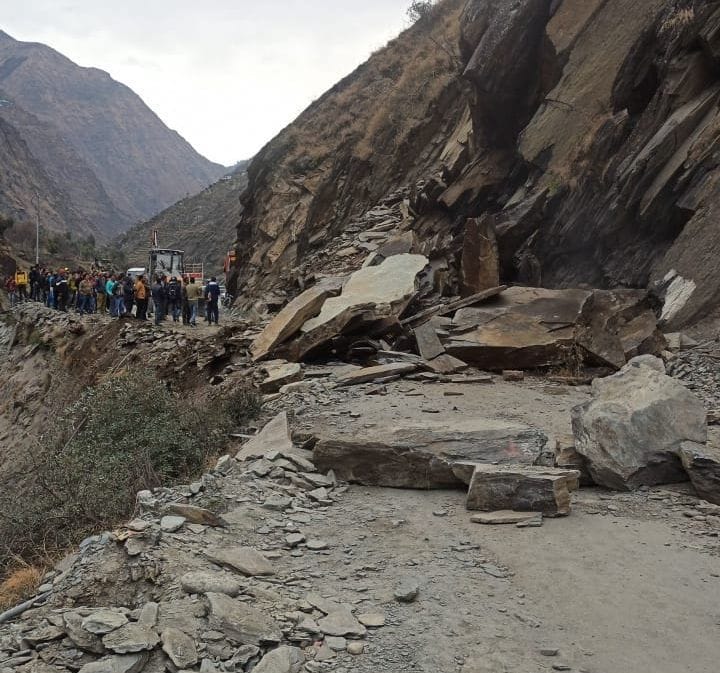 Bharmour-Pathankot NH stalled for thirty hours due to landslide