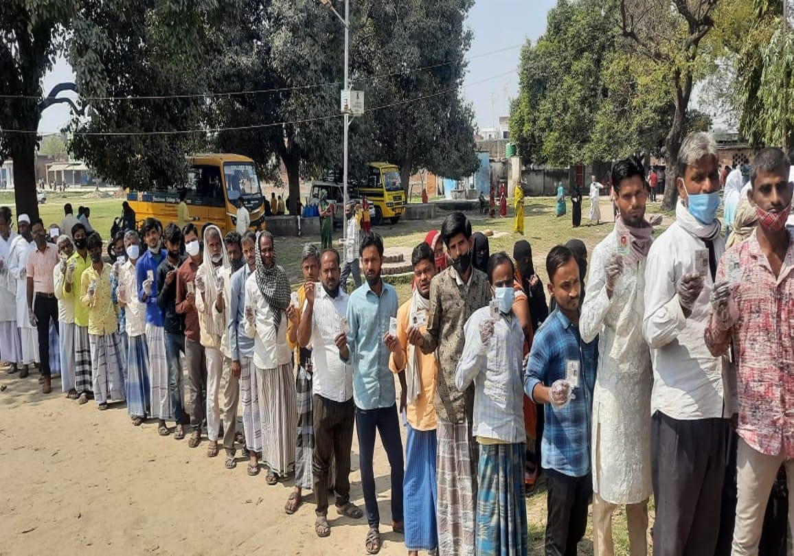 UP 7th Phase Election updates Feviquick put on EVM in Chandauli voting stopped  Samajwadi party  complains to Election Commission