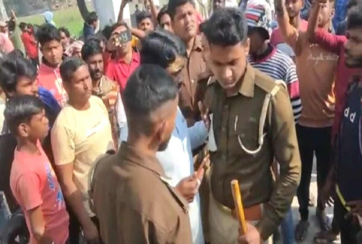 UP 7th Phase Election vote ke liye note in chandauli angry people caught sweeper first beat them and then handed to police