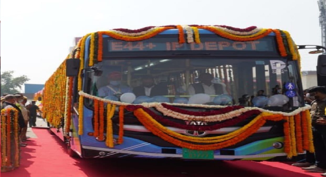 Transport Minister flagged off 100 low floor AC CNG buses Bus fleet in Delhi exceeds 7000