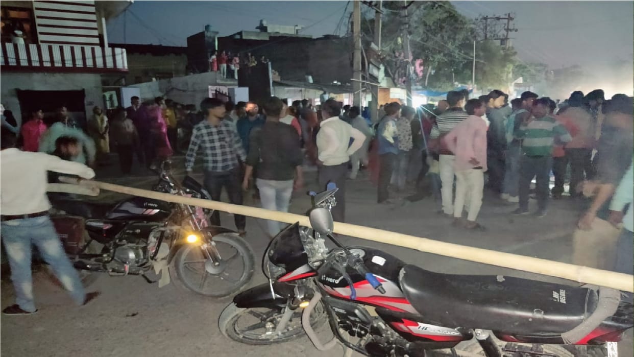 Patient dies due to treatment of jholachhap After death of patient relatives created ruckus SDM injured in stone pelting