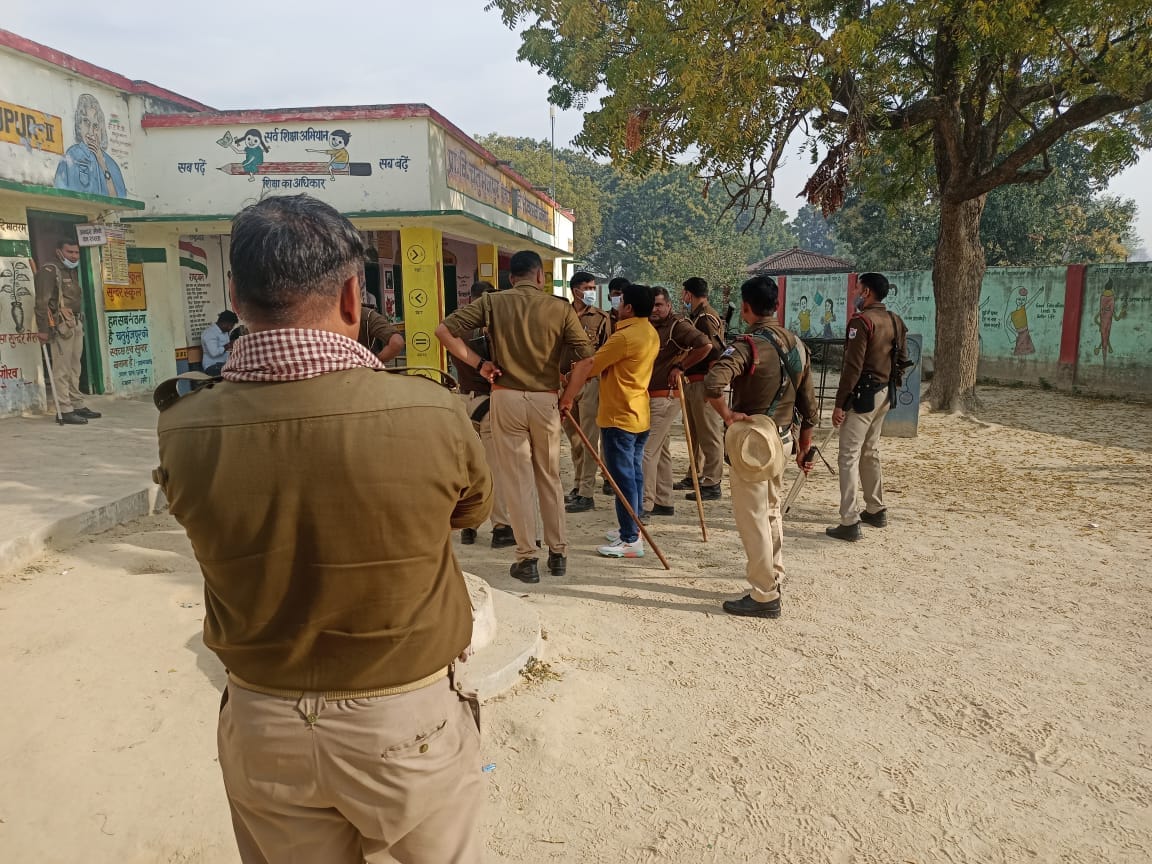 UP Election 2022 7th Phase in jaunpur Villagers boycott vote  CO said  voters can press NOTA button