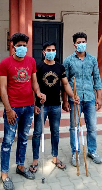 Three youths who roamed around with sticks and sticks arrested