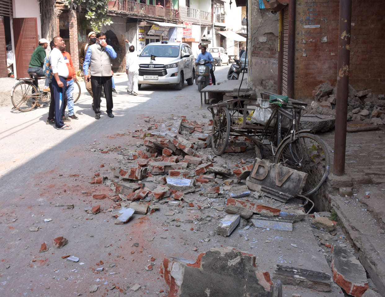The visor of the dilapidated house collapsed, the death of the elderly