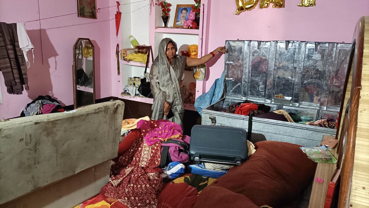 Thieves took away cash, jewelry by entering the house through the roof