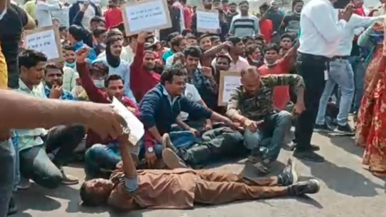 Chakkajam on Bhopal Road: In Sehore, workers of cheese factory came out on the road accusing the administration of being unemployed