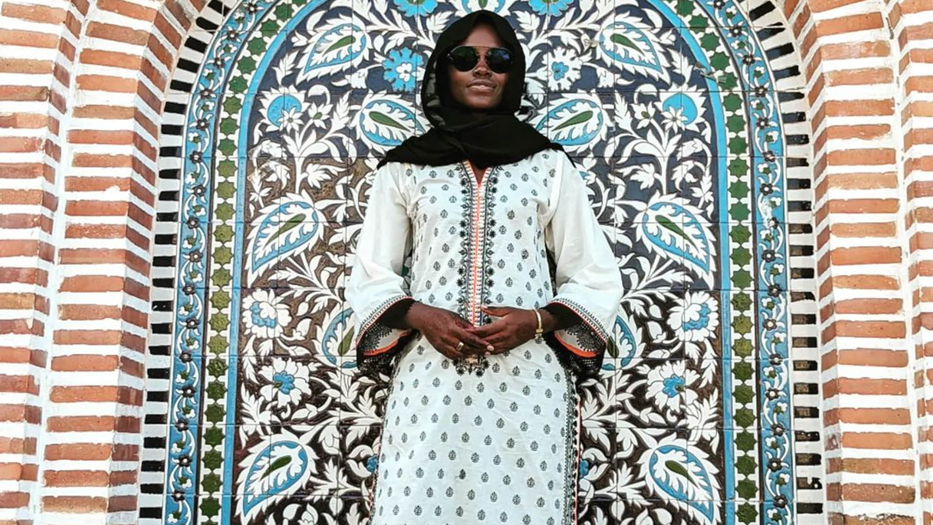 Hollywood : Lupita Nyong's groves on bollywood songs in her friend wedding at Karachi