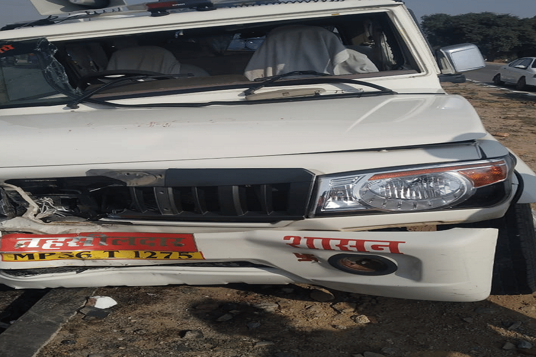uncontrollable car hit four including Tehsildar and Kanungo in Jhansi, condition of all critical