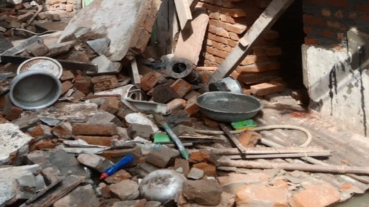 Faridabad one labor died and other injured due to wall collapse of house