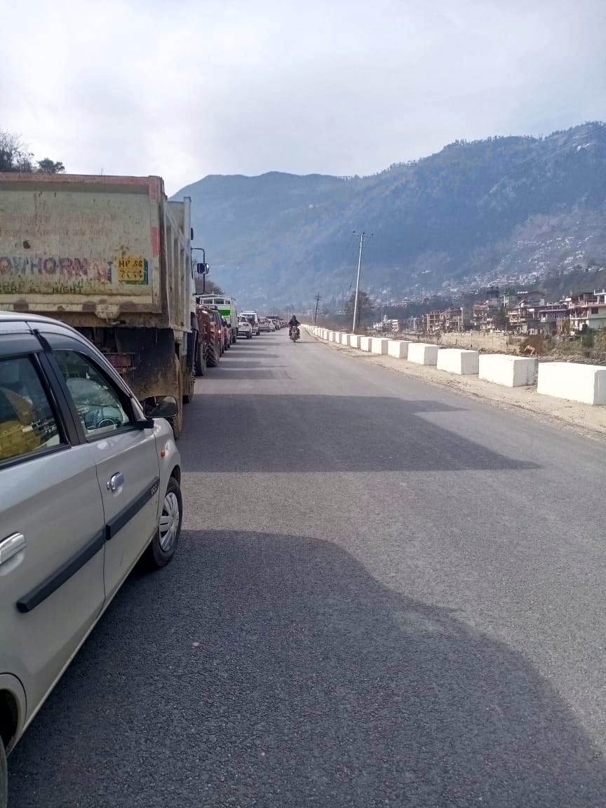 hrtc bus brak down in road people face treffic jaam