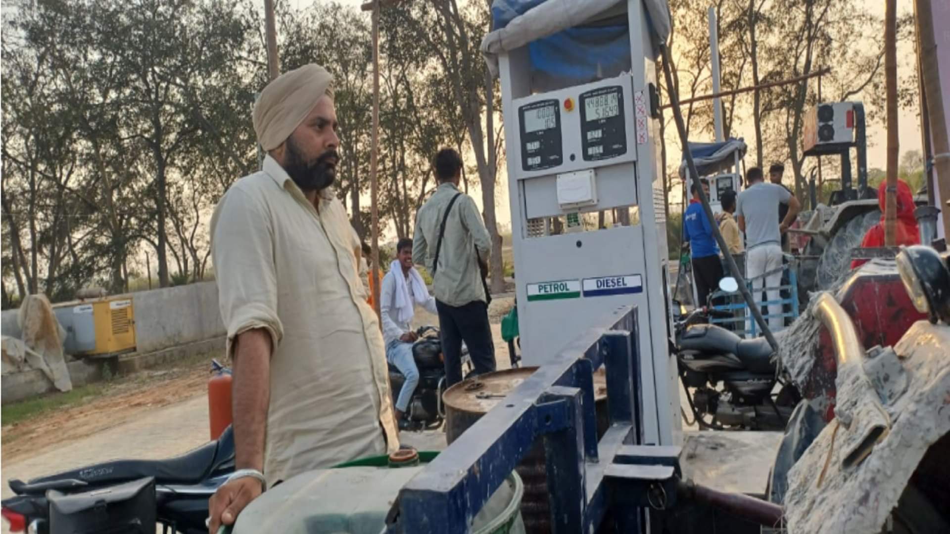 Meerut News: Farmers crowded at petrol pumps after rumors of diesel being expensive see photos