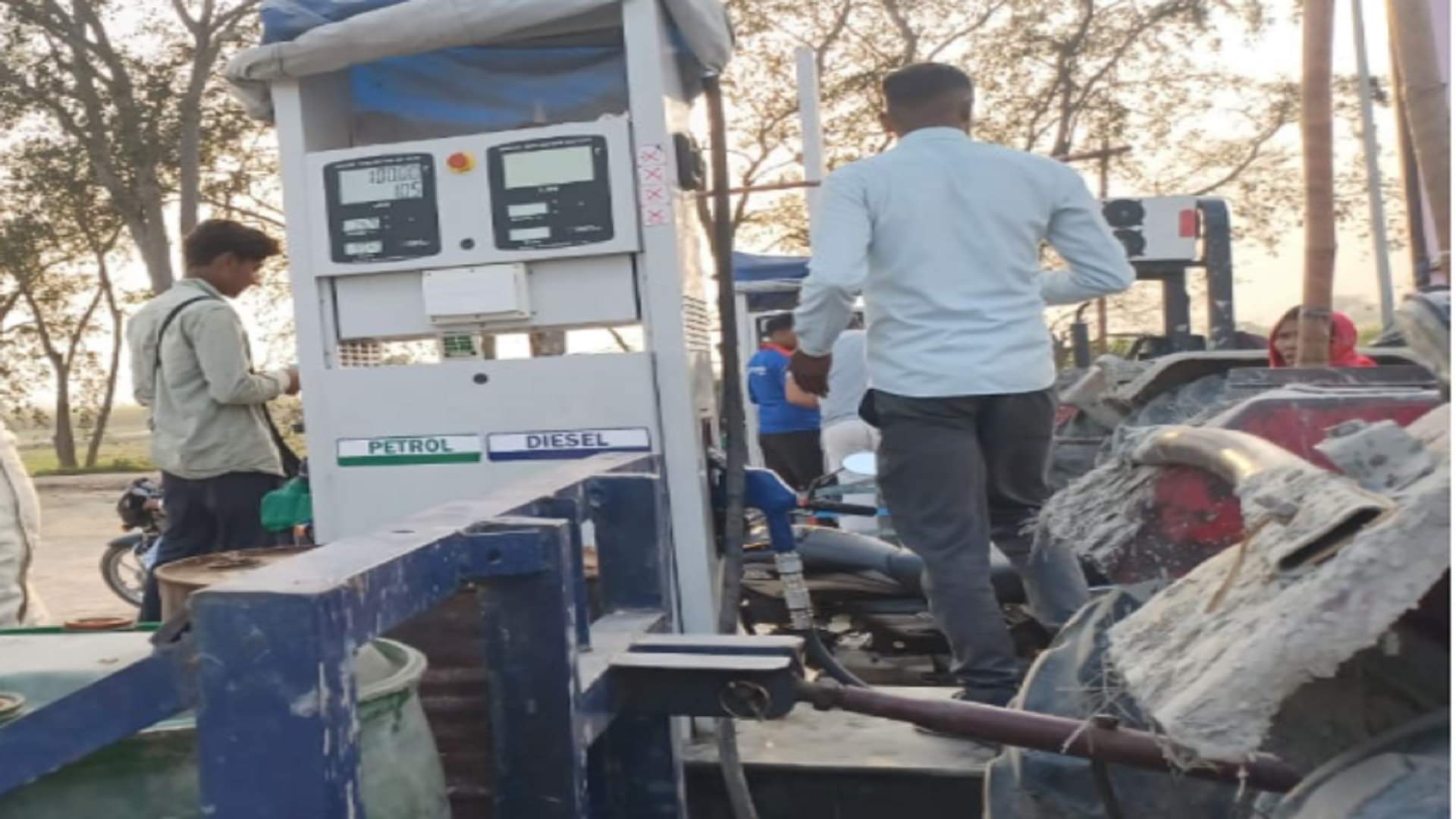Meerut News: Farmers crowded at petrol pumps after rumors of diesel being expensive see photos
