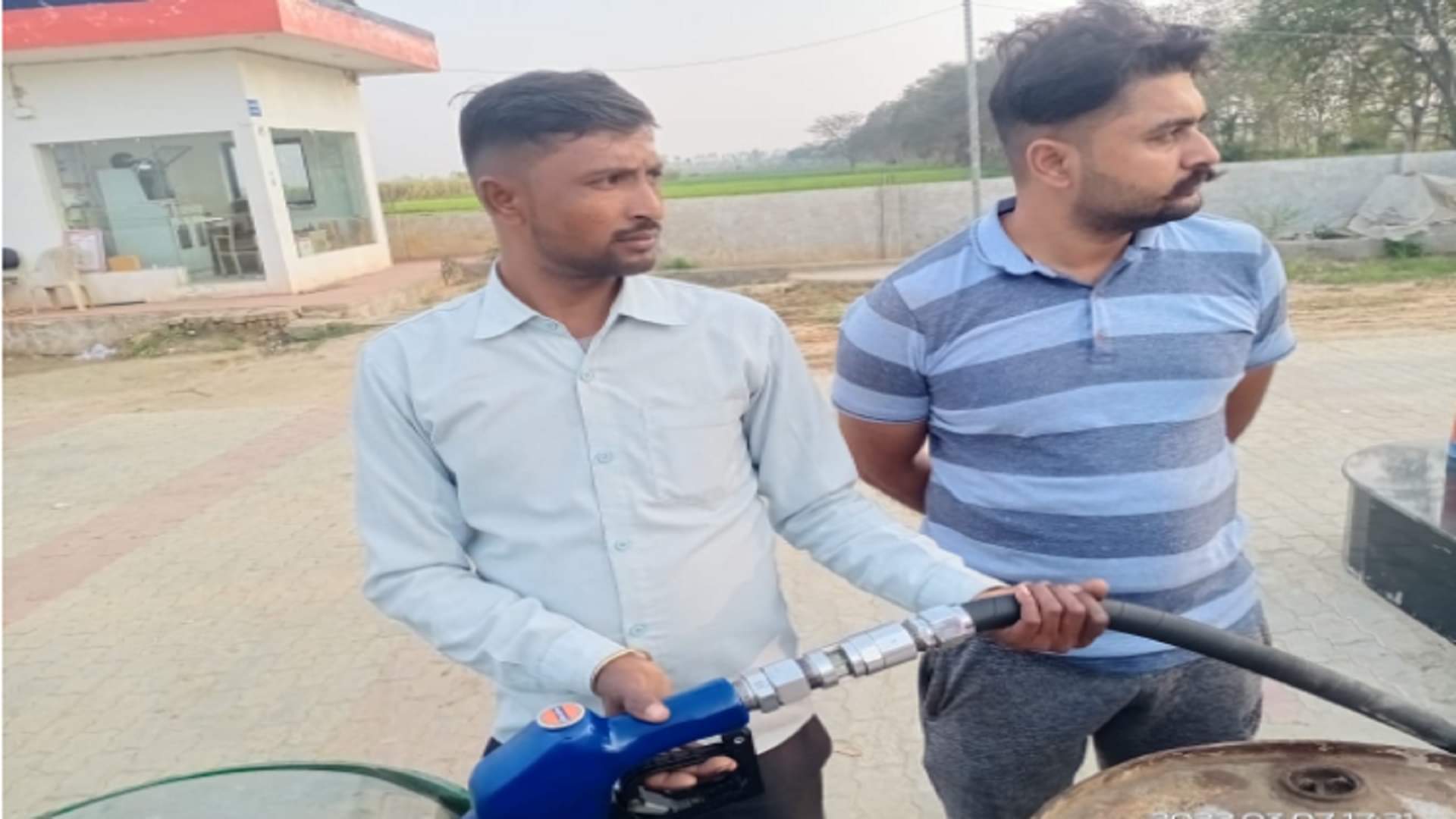 Meerut News: Farmers crowded at petrol pumps after rumors of diesel being expensive see photos