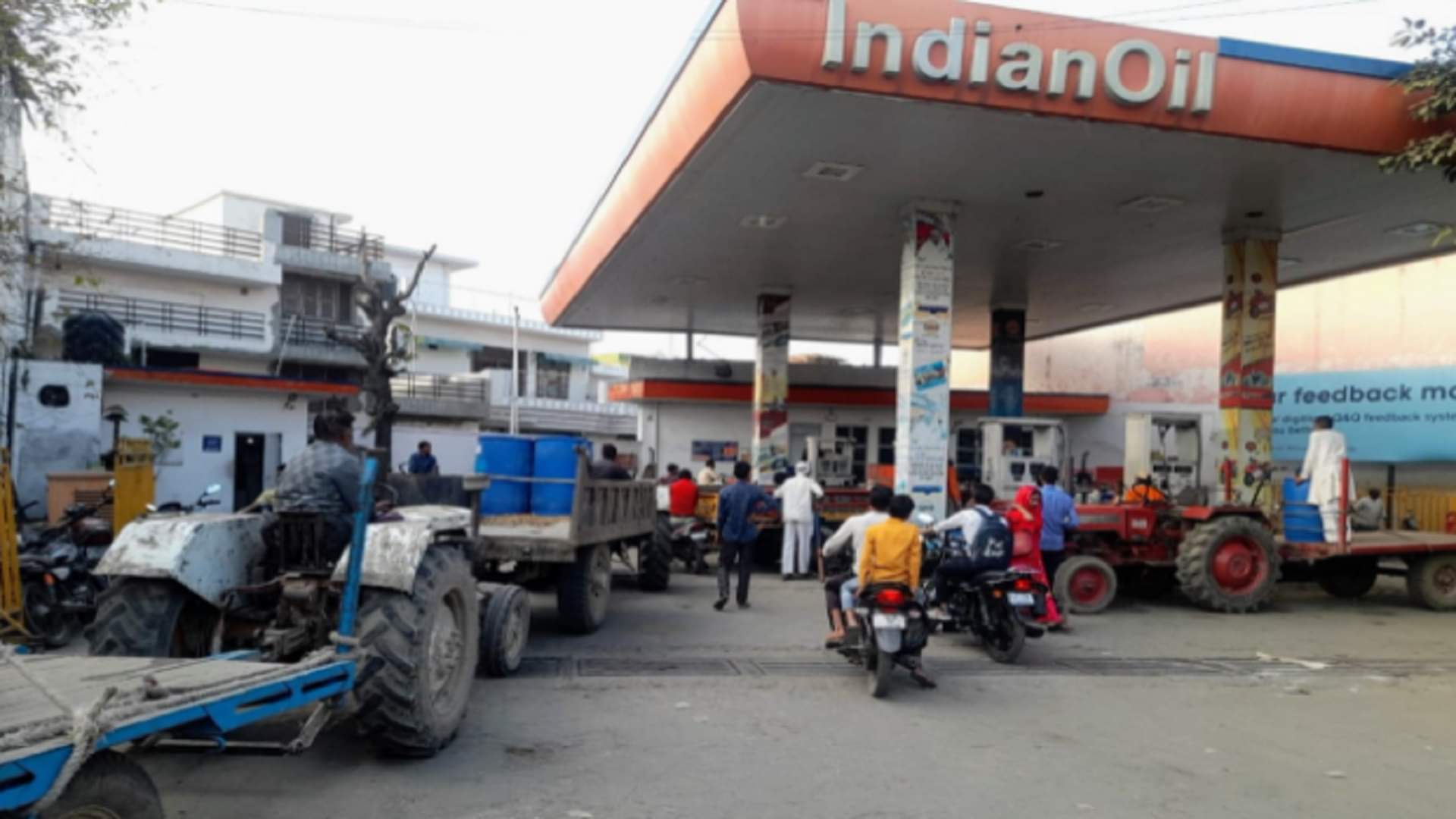 Meerut News: Farmers crowded at petrol pumps after rumors of diesel being expensive see photos