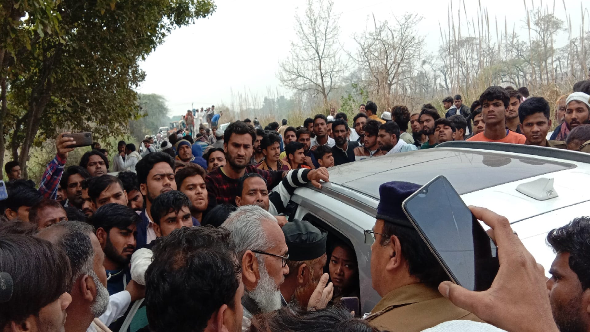 Muzaffarnagar Accident News: car drowned in river woman has died see photos