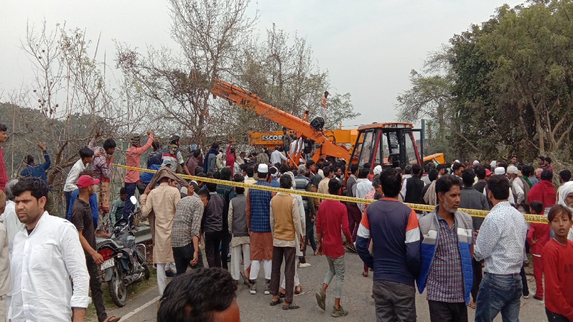 Muzaffarnagar Accident News: car drowned in river woman has died see photos