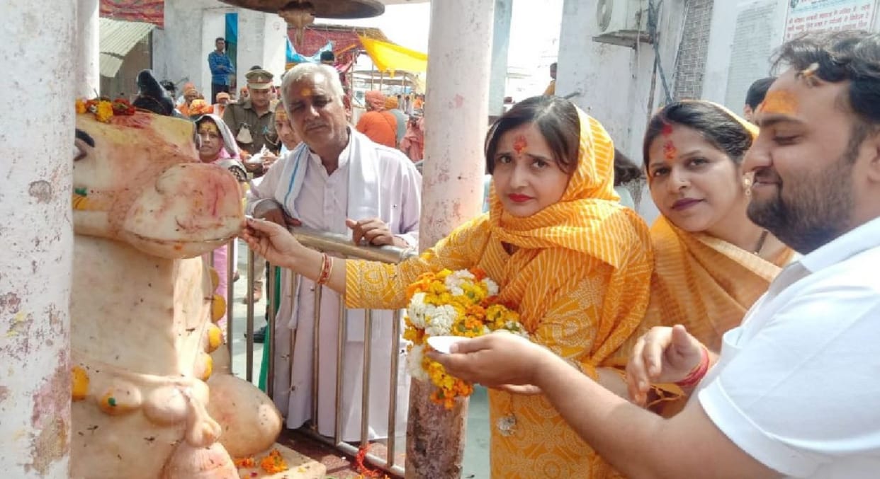 Lord shiva vahan Nandi drinking milk in Bateshwar 