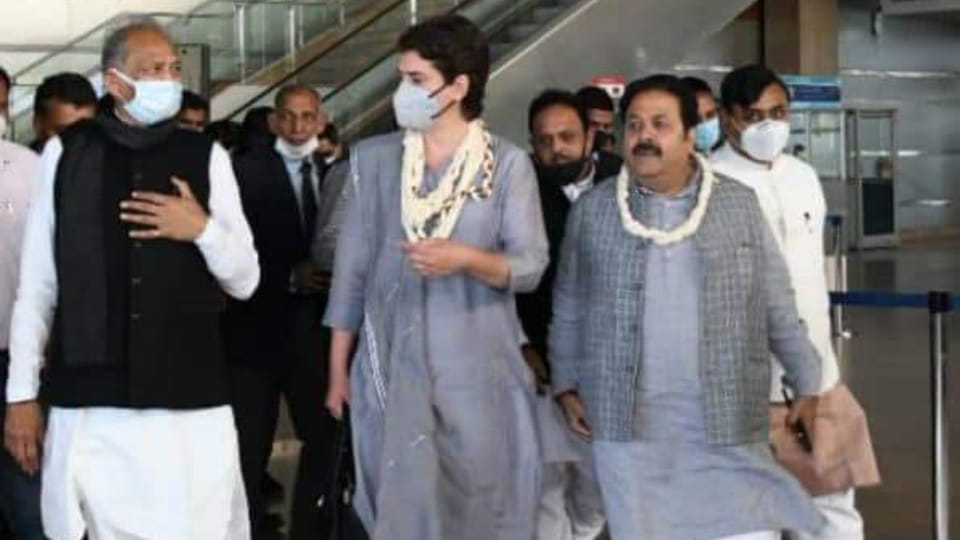 Gehlot welcomed Congress General Secretary Priyanka Gandhi who reached Jaipur
