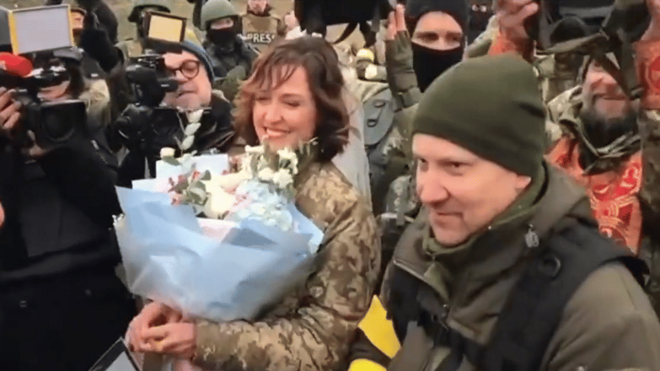 Russia Ukraine War: couple from Ukraine's territorial defence forces  got married amid russian invasion