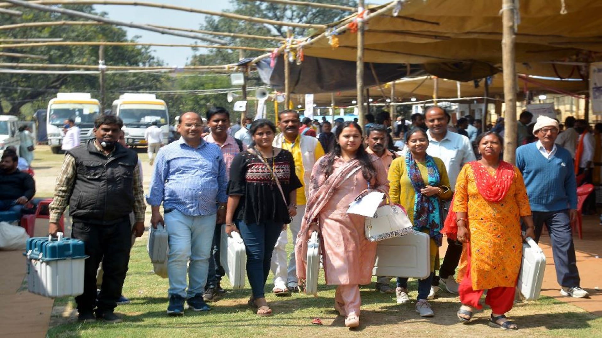 UP Assembly Election 2022 Women also took the responsibility of voting, today it is the turn of the voters