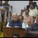 बजट पेश करते सीएम मनोहर लाल।